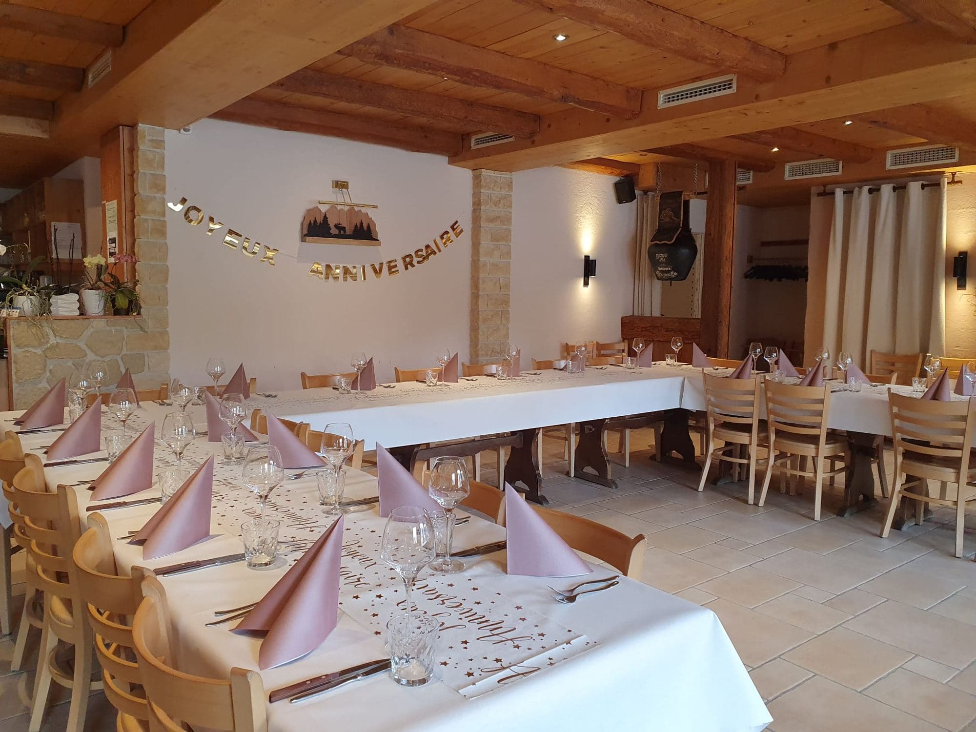 Salle dressée pour une fête