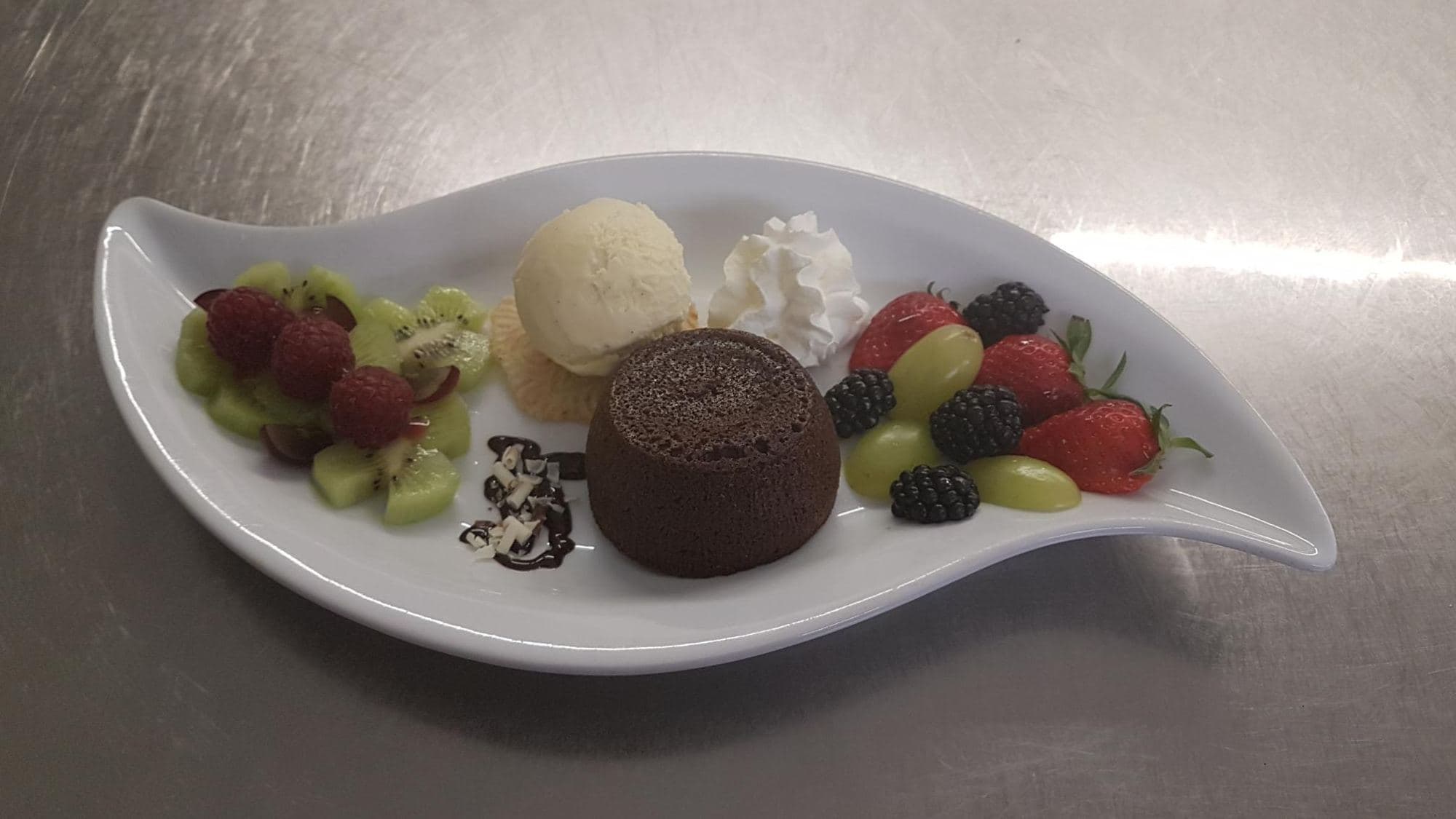 Fondant au chocolat et fruits frais