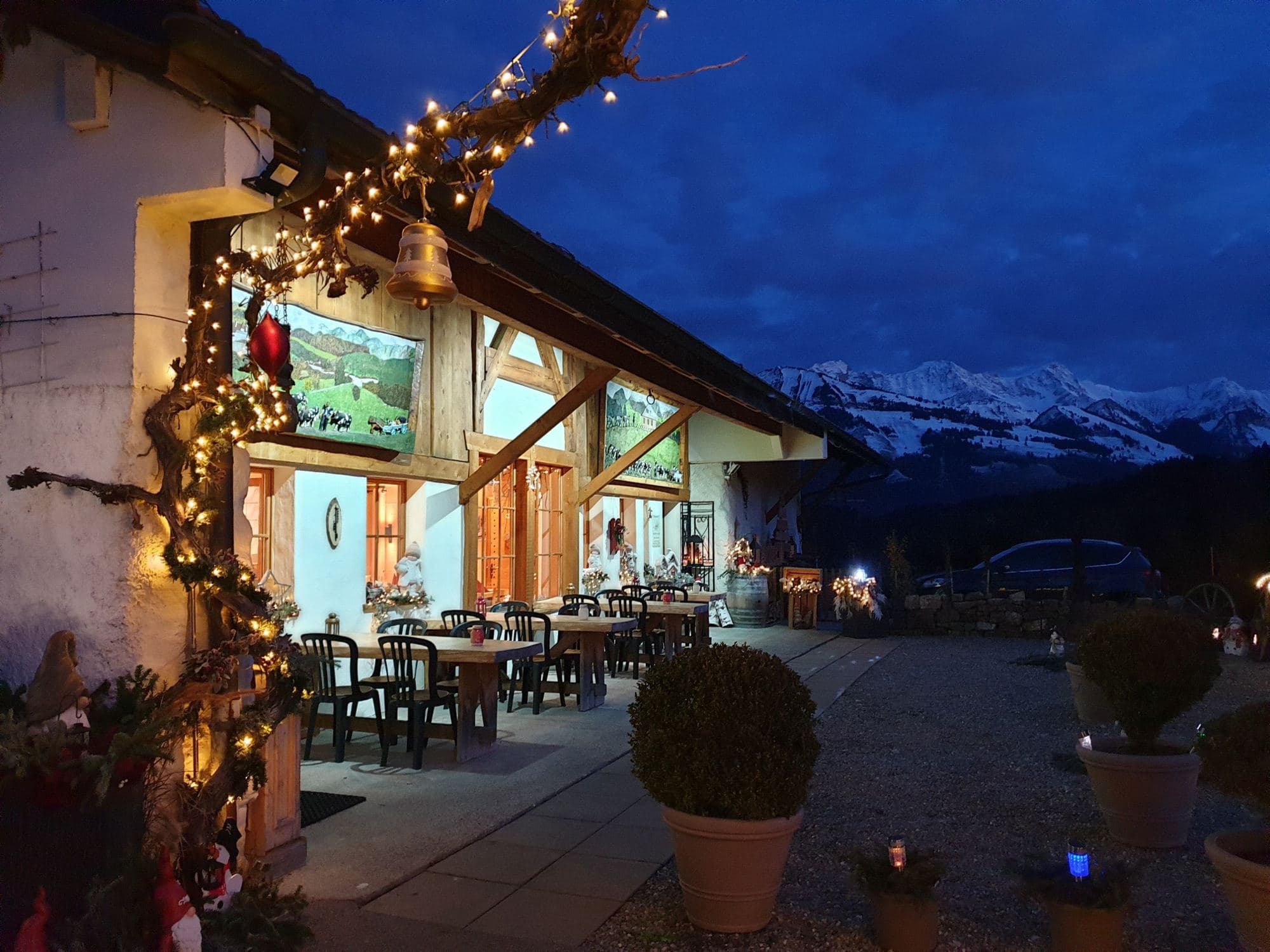 La façade un soir d'hiver, montagnes enneigées