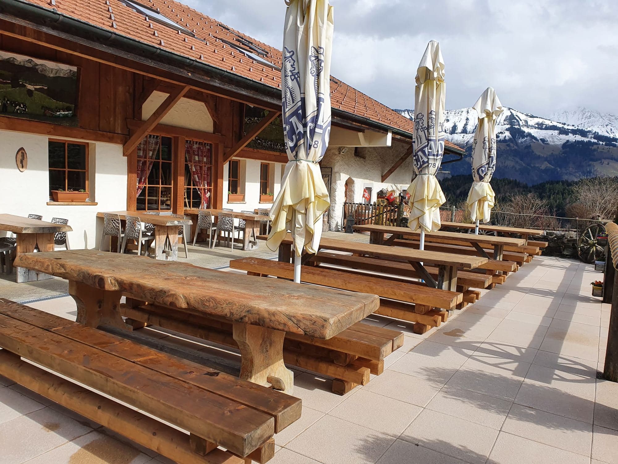 La terrasse de l'Auberge de la Loue face au Moléson