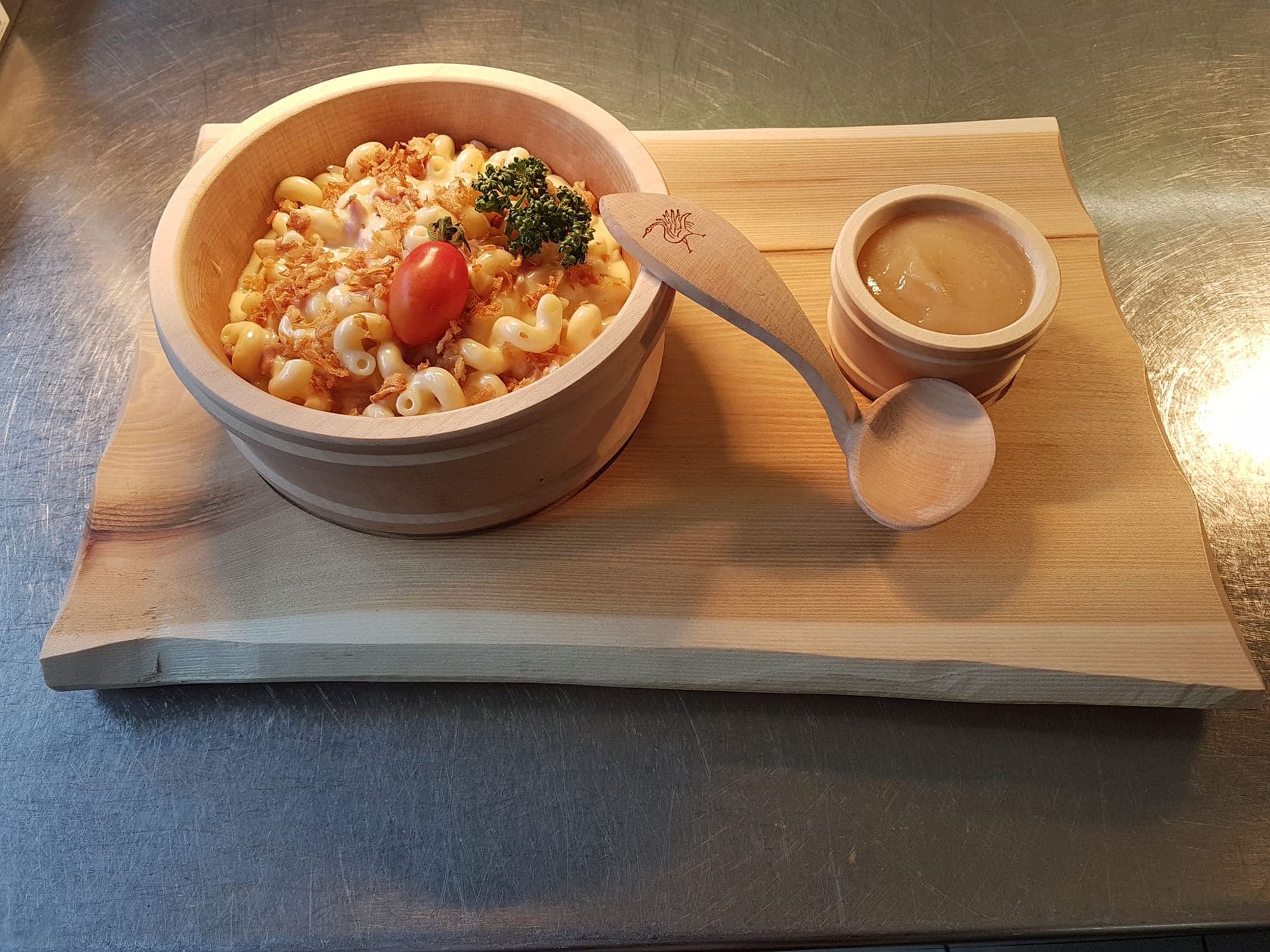 Macaronis de chalet servis en bol de bois