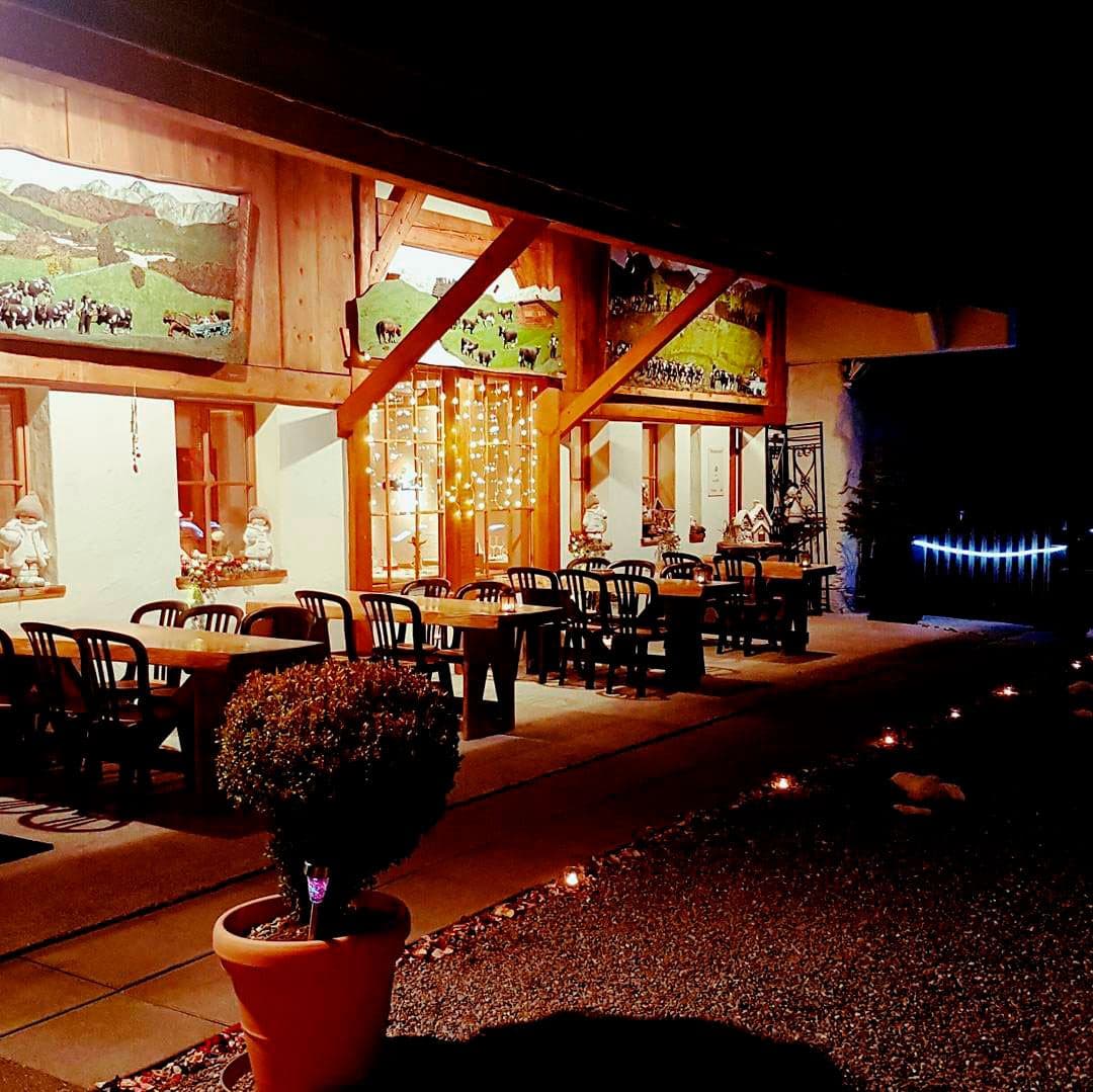 La terrasse illuminée à la nuit tombée