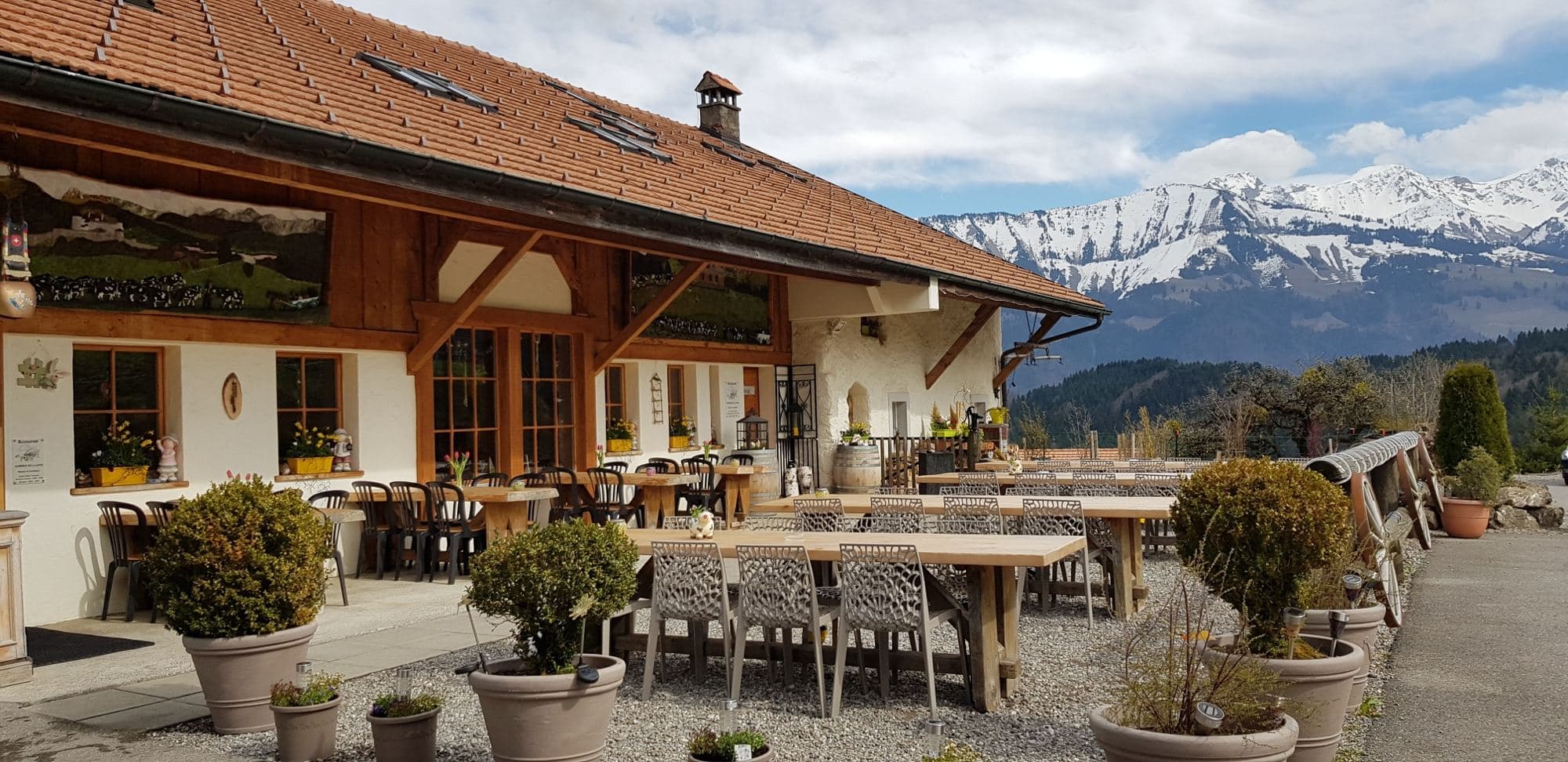 La terrasse et le panorama des Préalpes