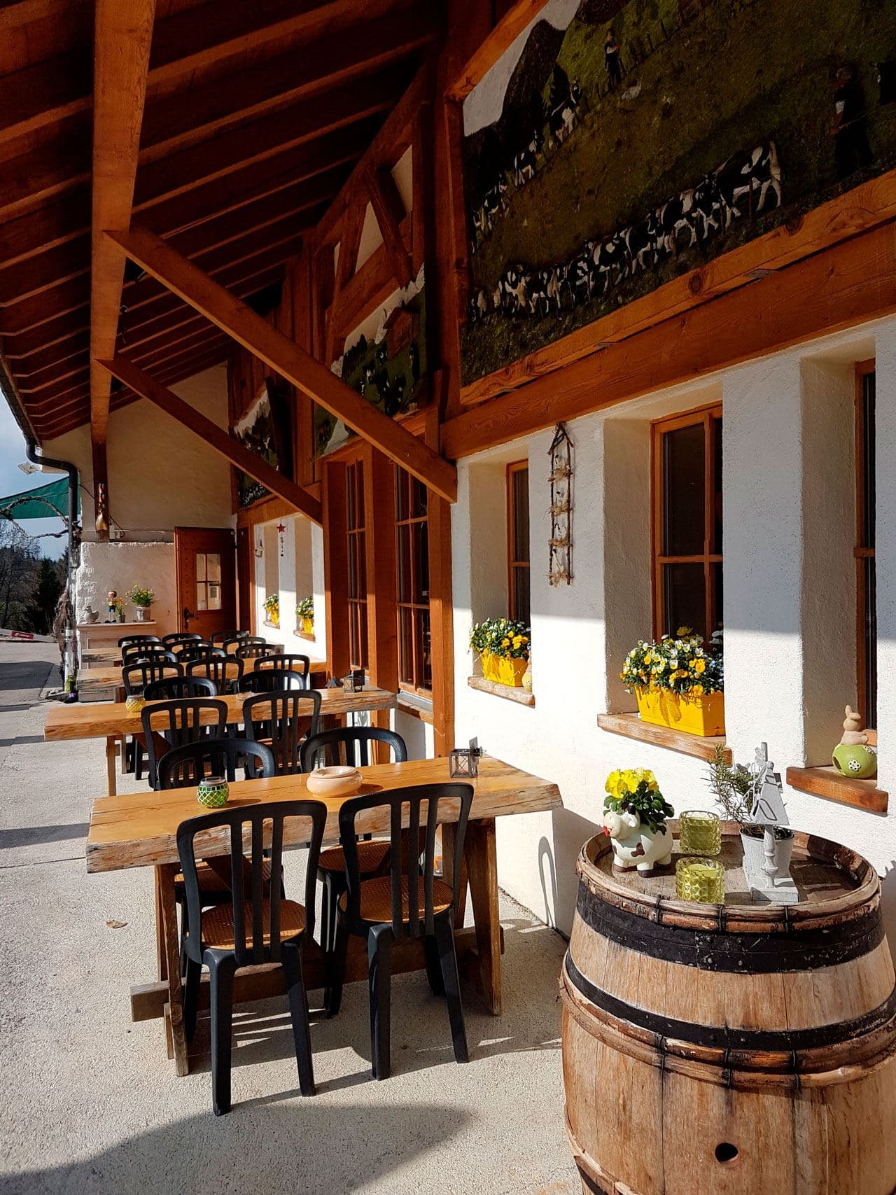 Tables en terrasse et tonneau