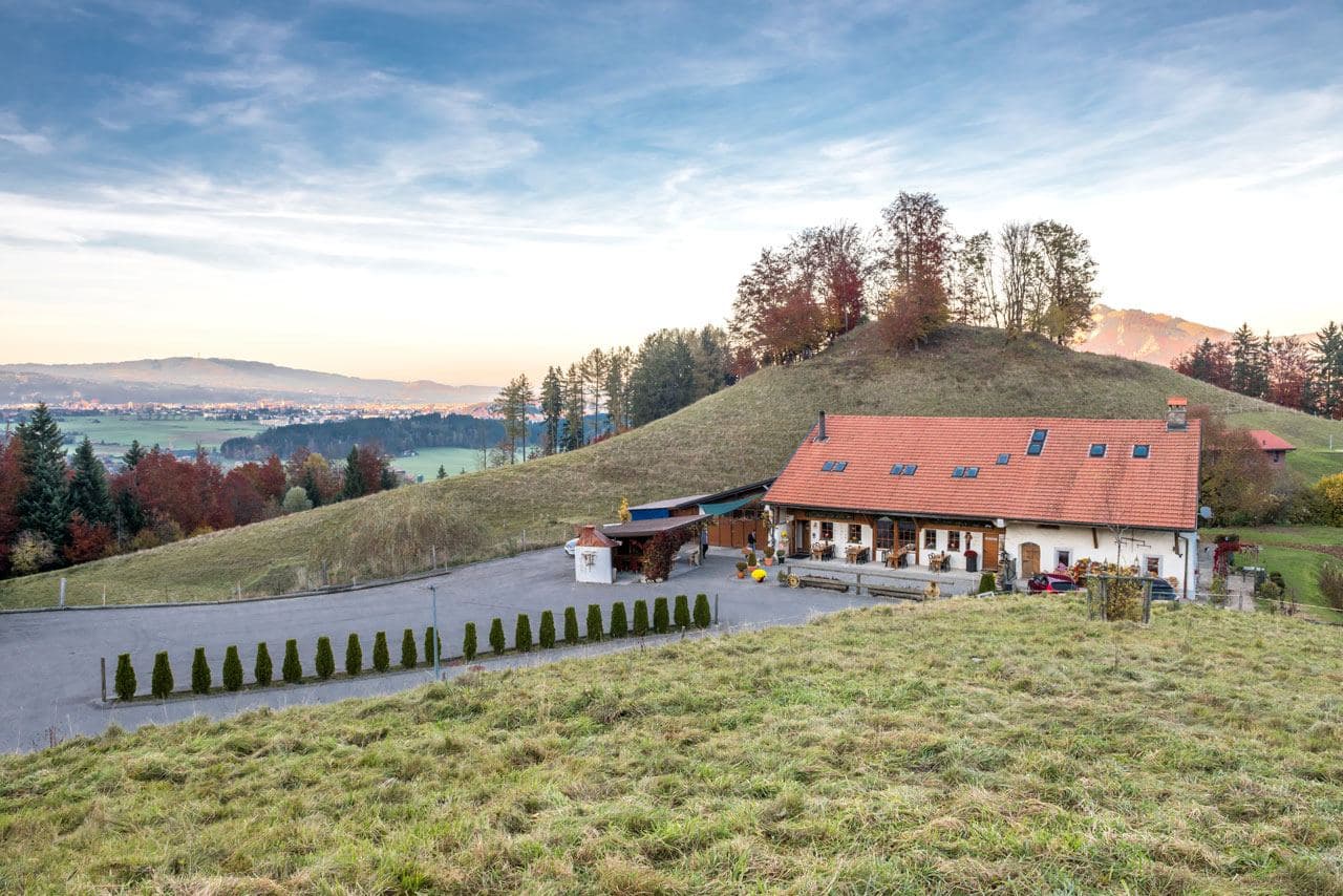 L'auberge vue du ciel à l'aube
